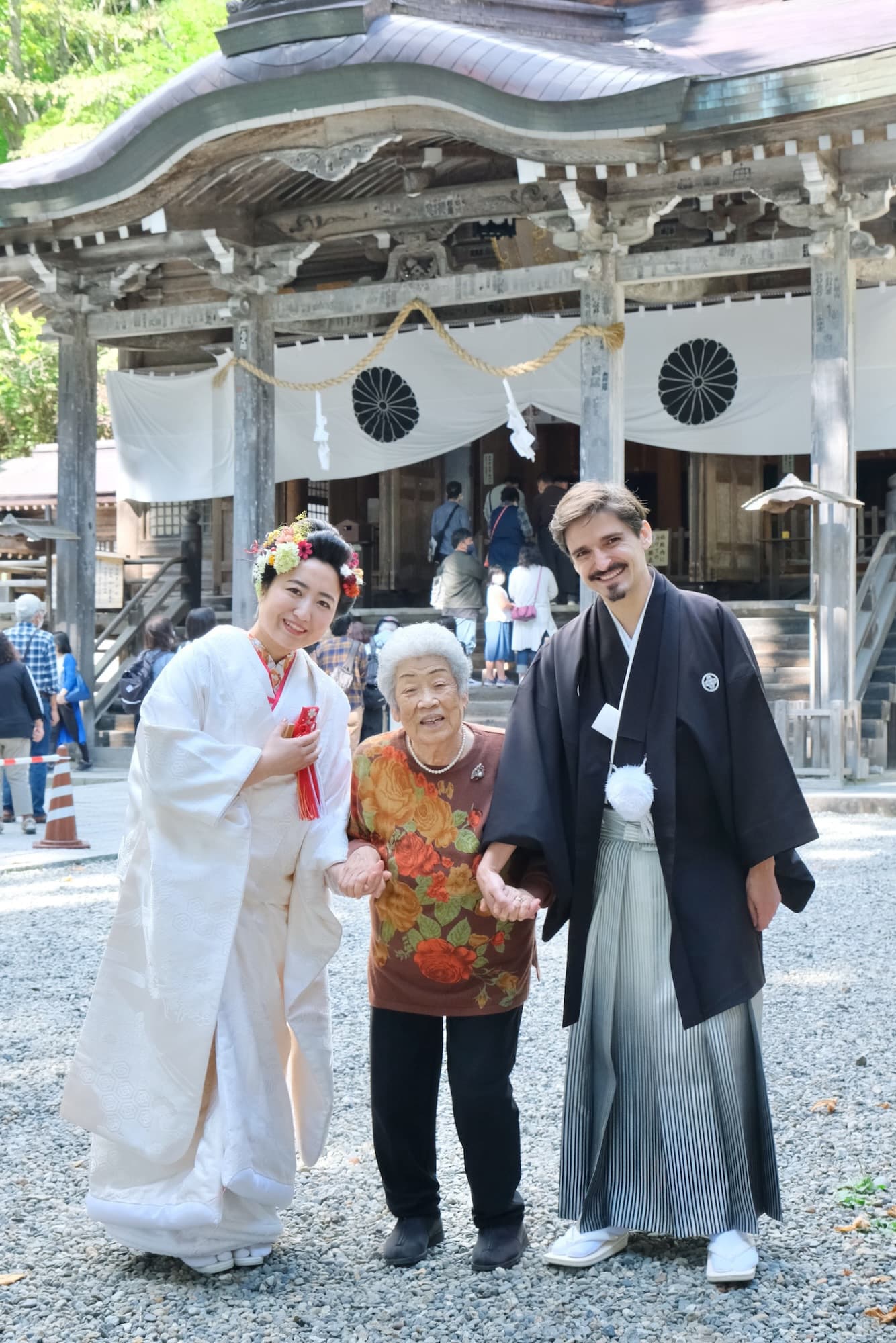 和装衣装で戸隠神社で結婚式の写真