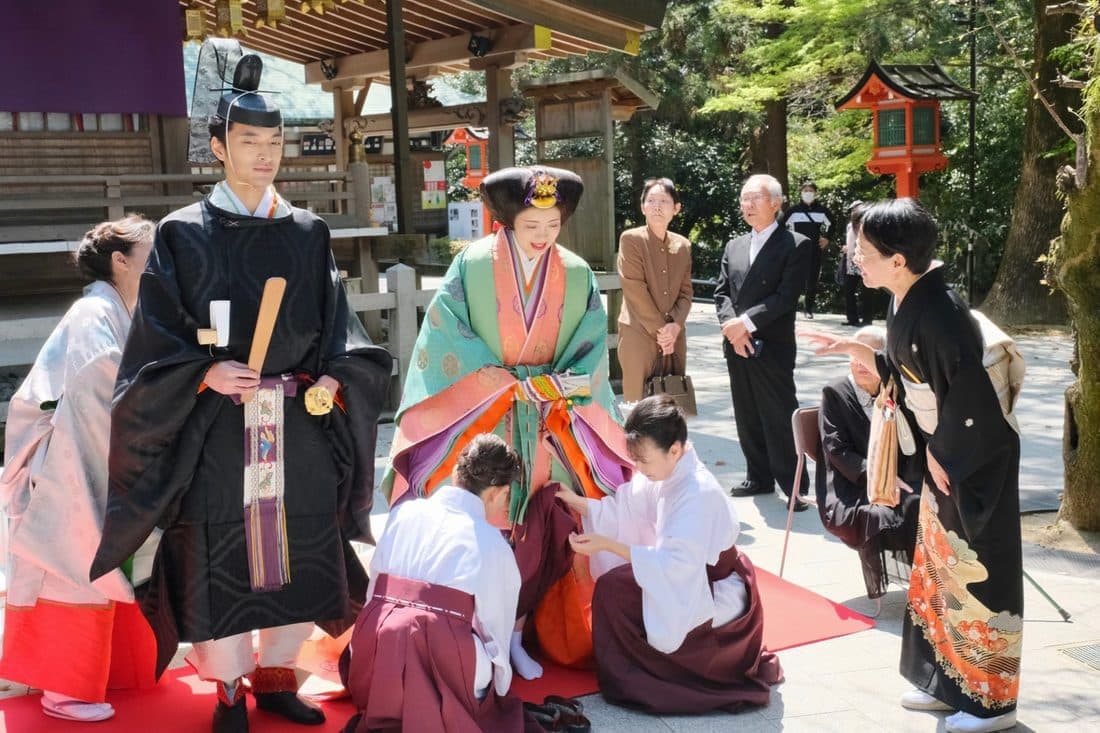 枚岡神社で十二単の結婚式の花嫁