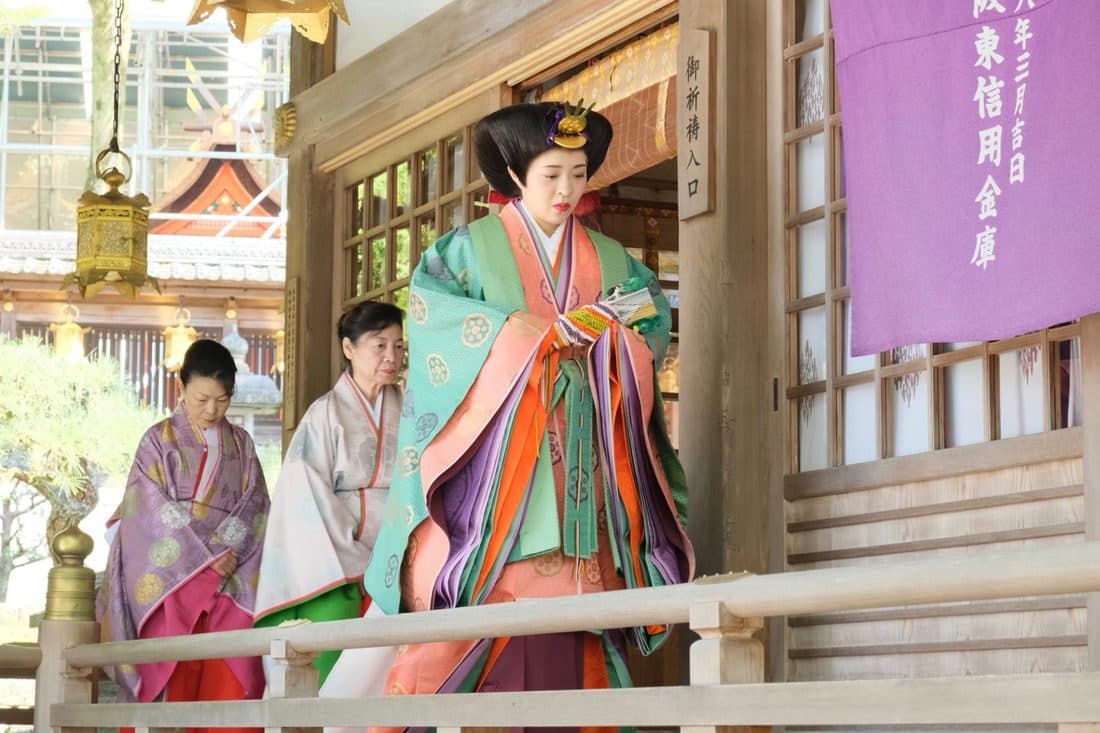 枚岡神社で十二単の結婚式の花嫁