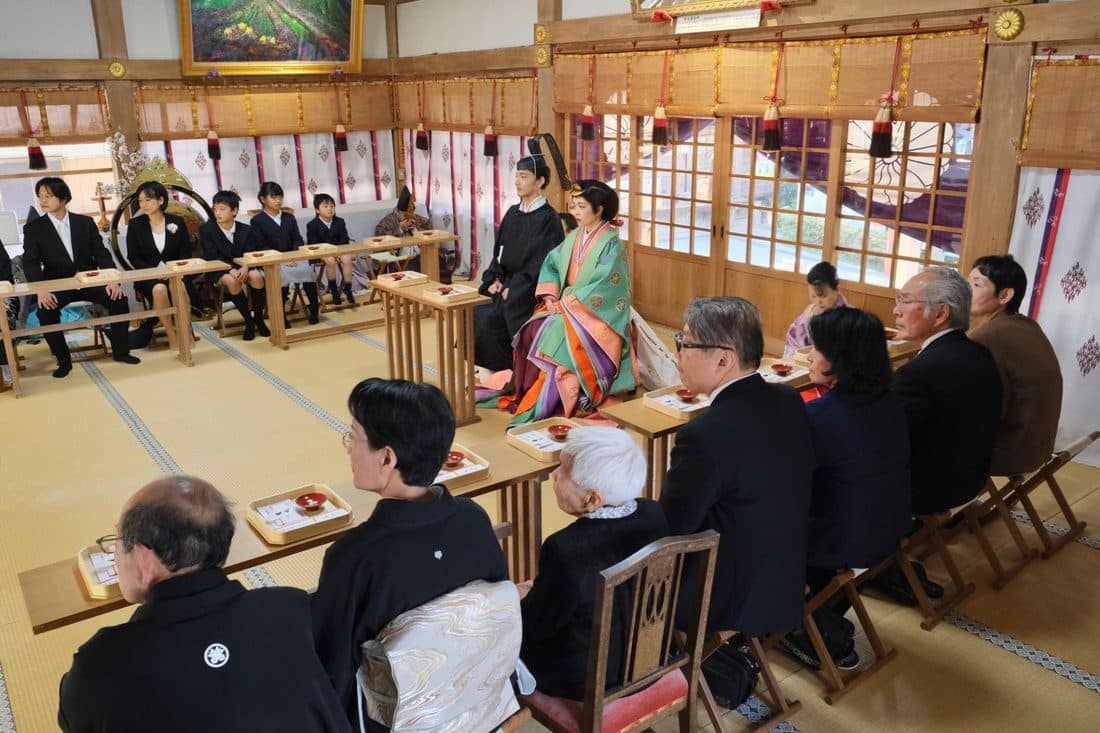 枚岡神社で十二単の結婚式の花嫁