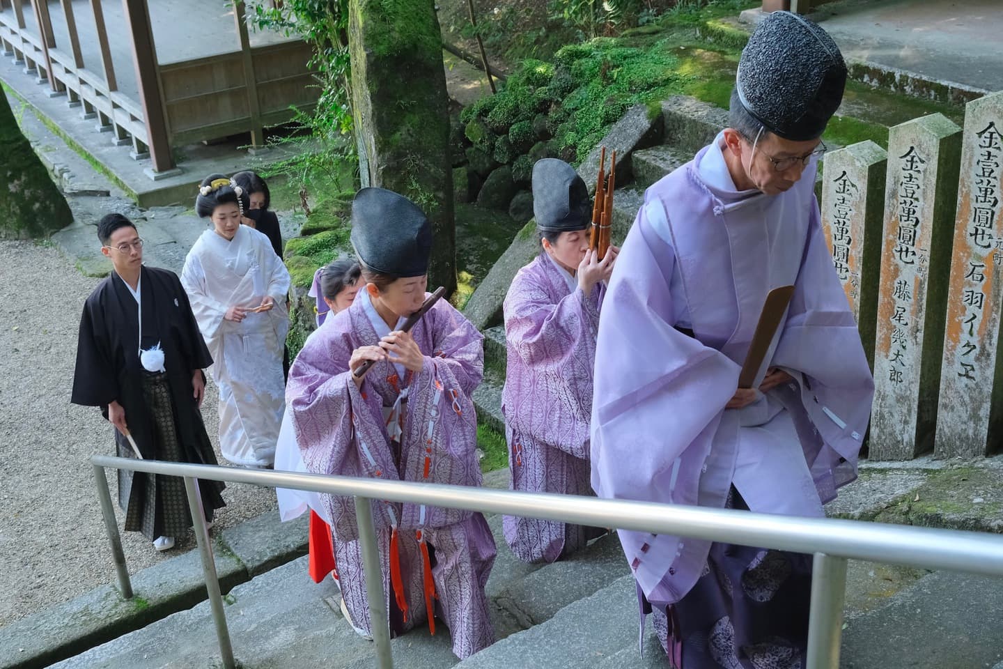 和装衣装で往馬大社で結婚式の写真