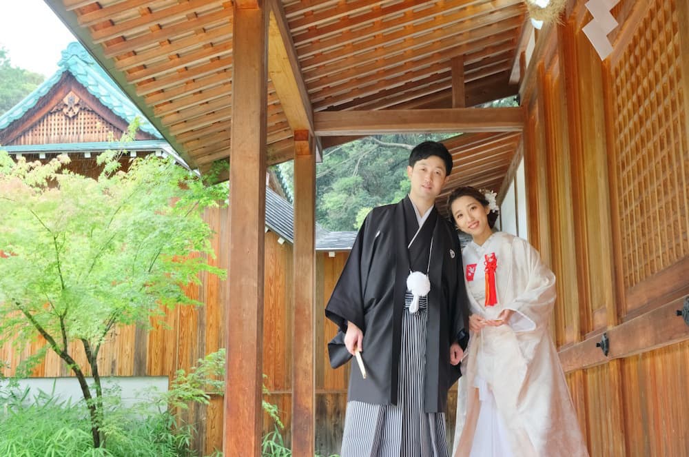 白無垢の花嫁様と紋付羽織袴の新郎様