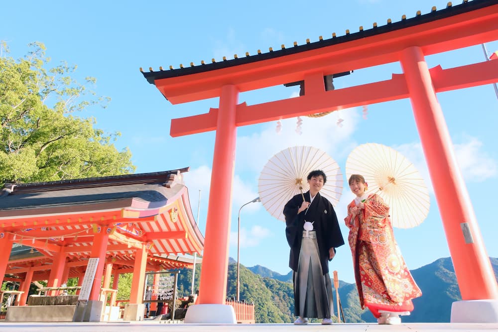 色打掛の花嫁様と紋付羽織袴の新郎様が結婚式を挙げている
