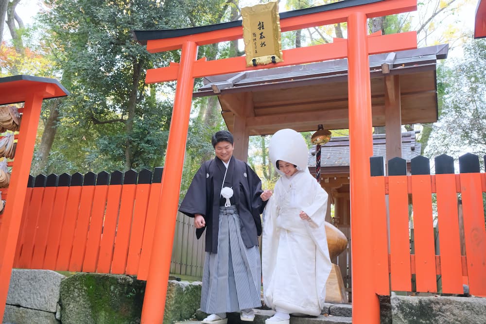 白無垢の花嫁様と紋付羽織袴の新郎様が結婚式を挙げている