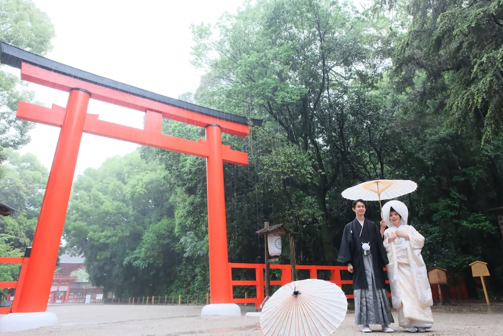 白無垢の花嫁様と紋付羽織袴の新郎様が結婚式を挙げている