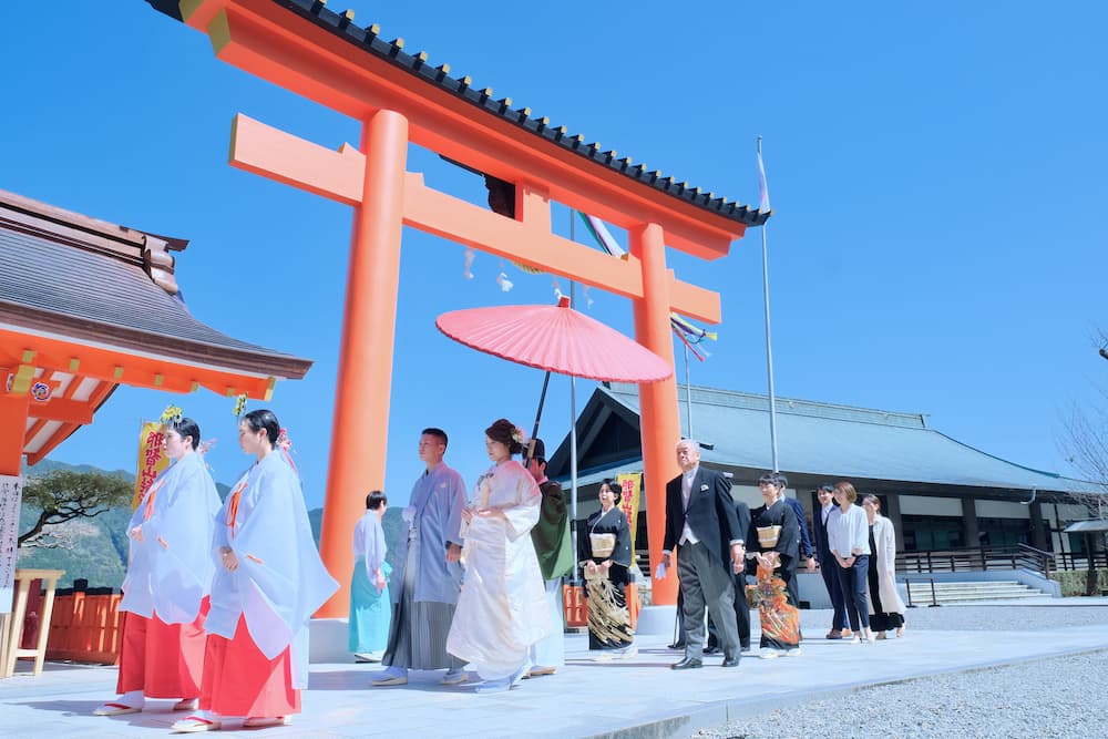 白無垢の花嫁様と紋付羽織袴の新郎様が結婚式を挙げている