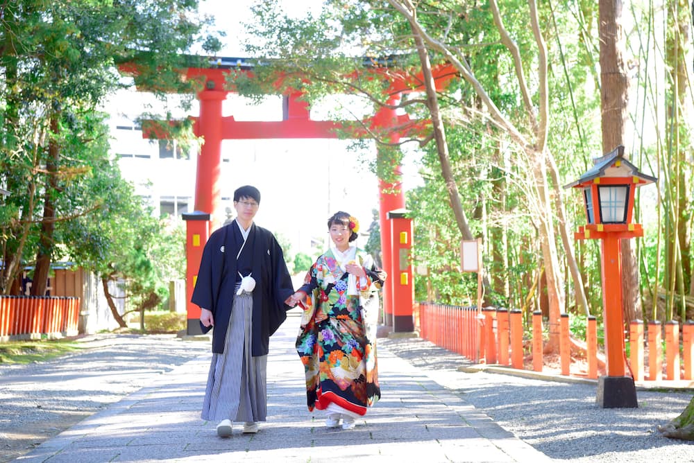 色打掛の花嫁様と紋付羽織袴の新郎様が結婚式を挙げている