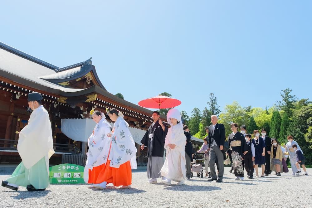 白無垢の花嫁様と紋付羽織袴の新郎様が結婚式を挙げている