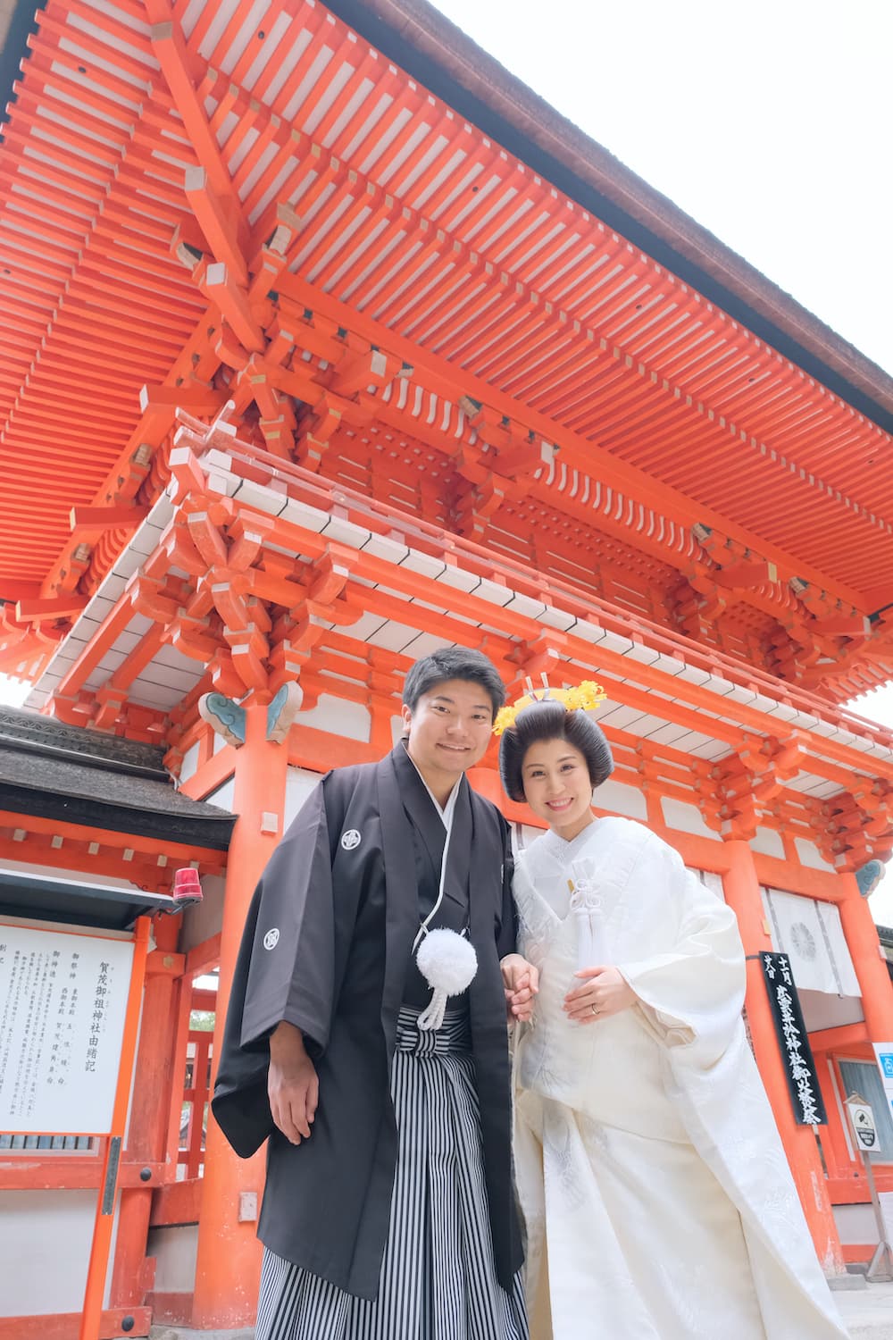 白無垢の花嫁様と紋付羽織袴の新郎様が下鴨神社で写真を撮っている