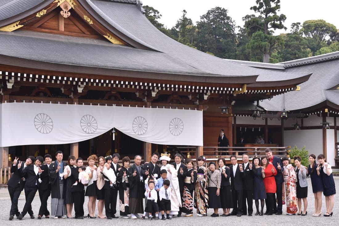 大神神社で結婚式の集合写真