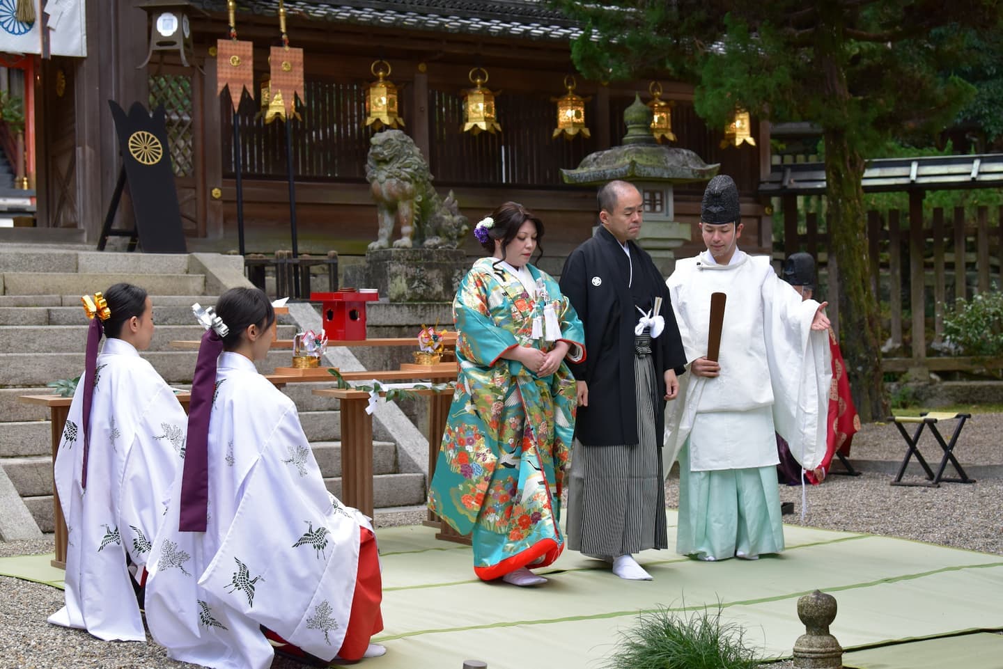 枚岡神社で結婚式の花嫁さん