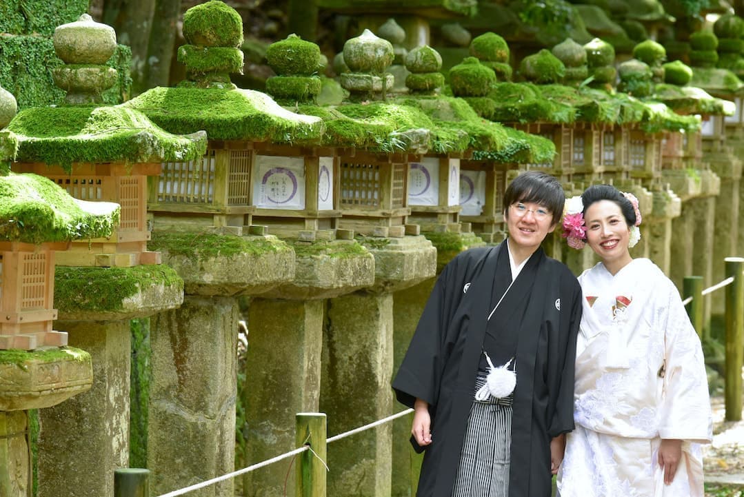 白無垢で髪型洋髪で神社で結婚式の新郎新婦