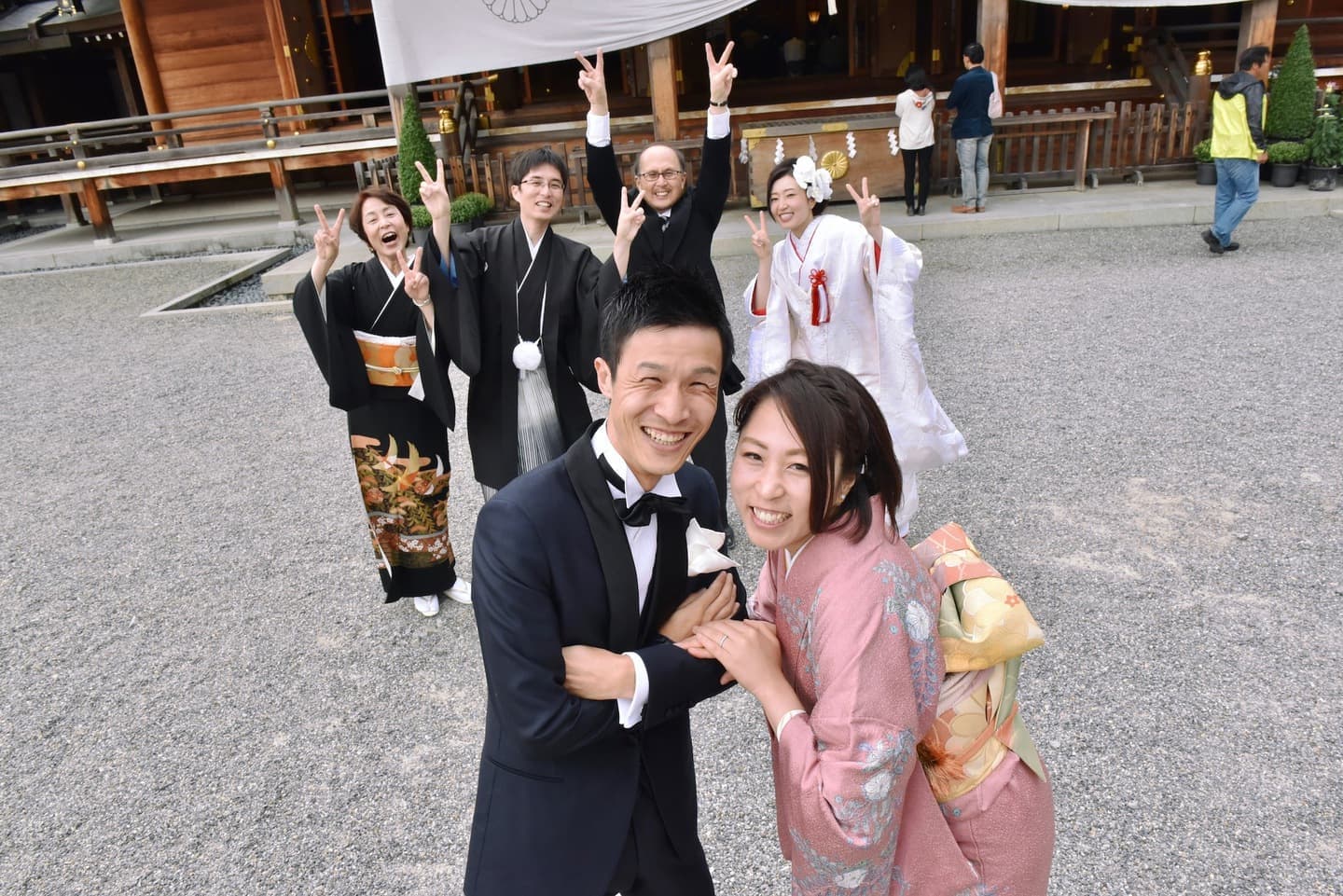 大神神社で結婚式の花嫁と新郎