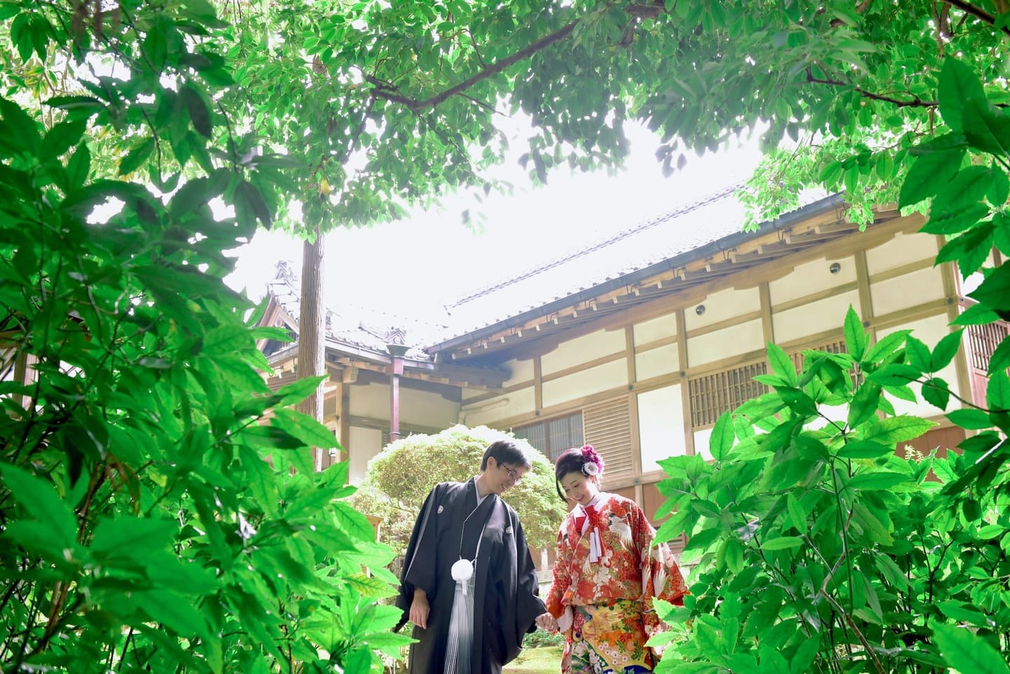 大神神社で結婚式の花嫁と新郎