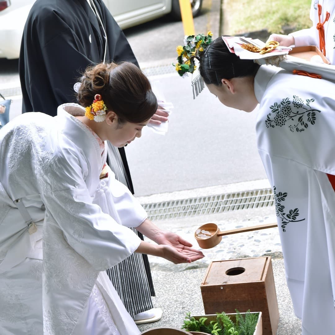 大神神社で結婚式の花嫁と新郎