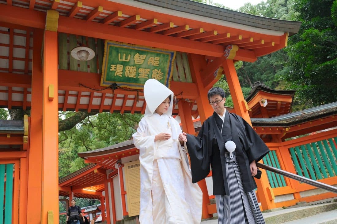 熊野那智大社で白無垢綿帽子の花嫁