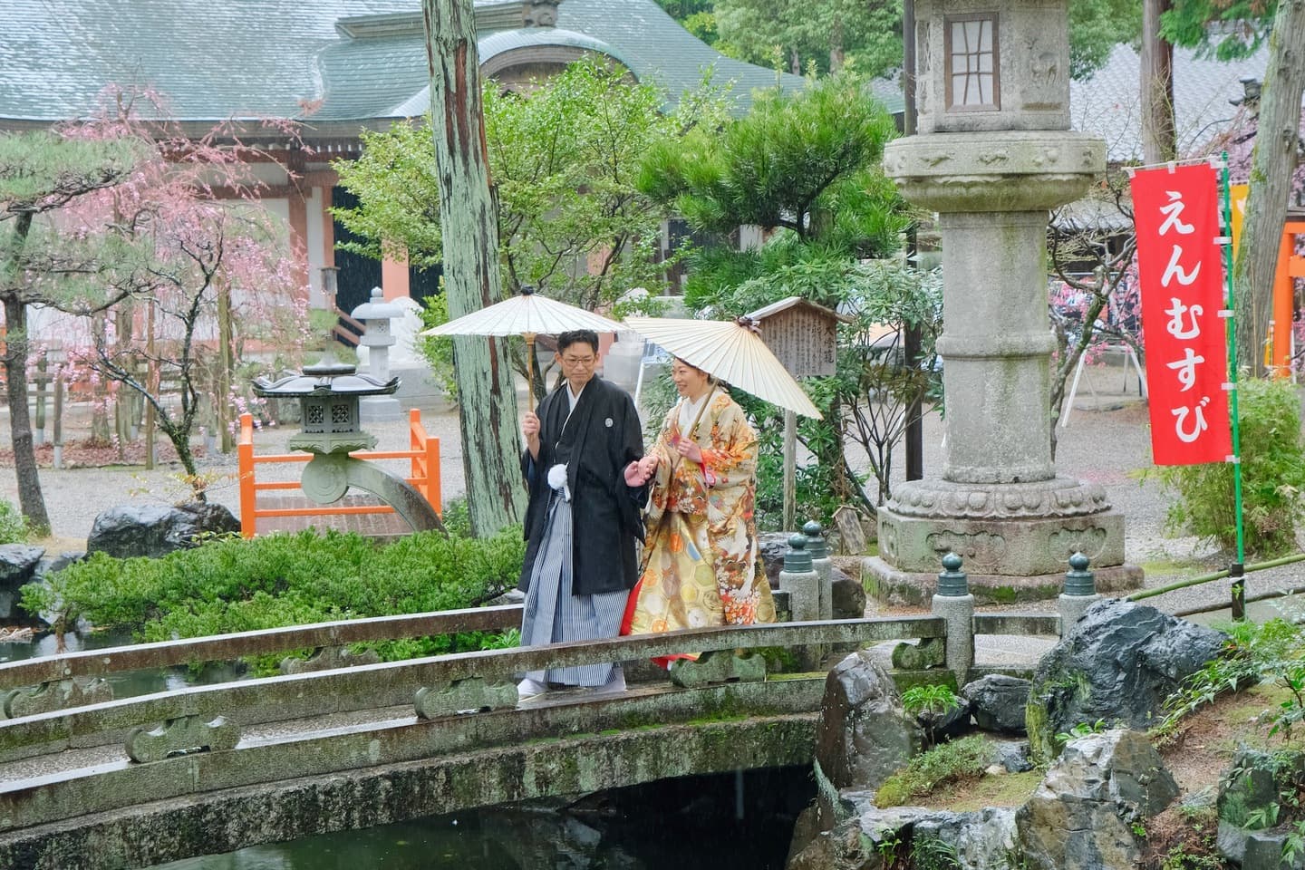建部大社で結婚式の新郎と花嫁の親族