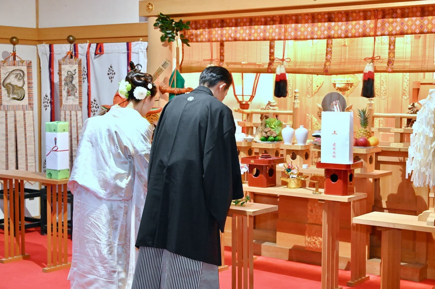 建部大社で結婚式の新郎と花嫁の親族
