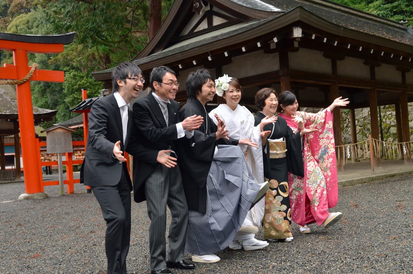 吉田神社で結婚式の新郎と綿帽子の花嫁