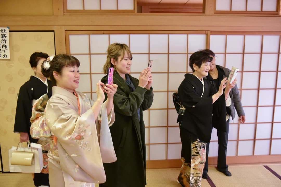 神社で結婚式へ参列の親族