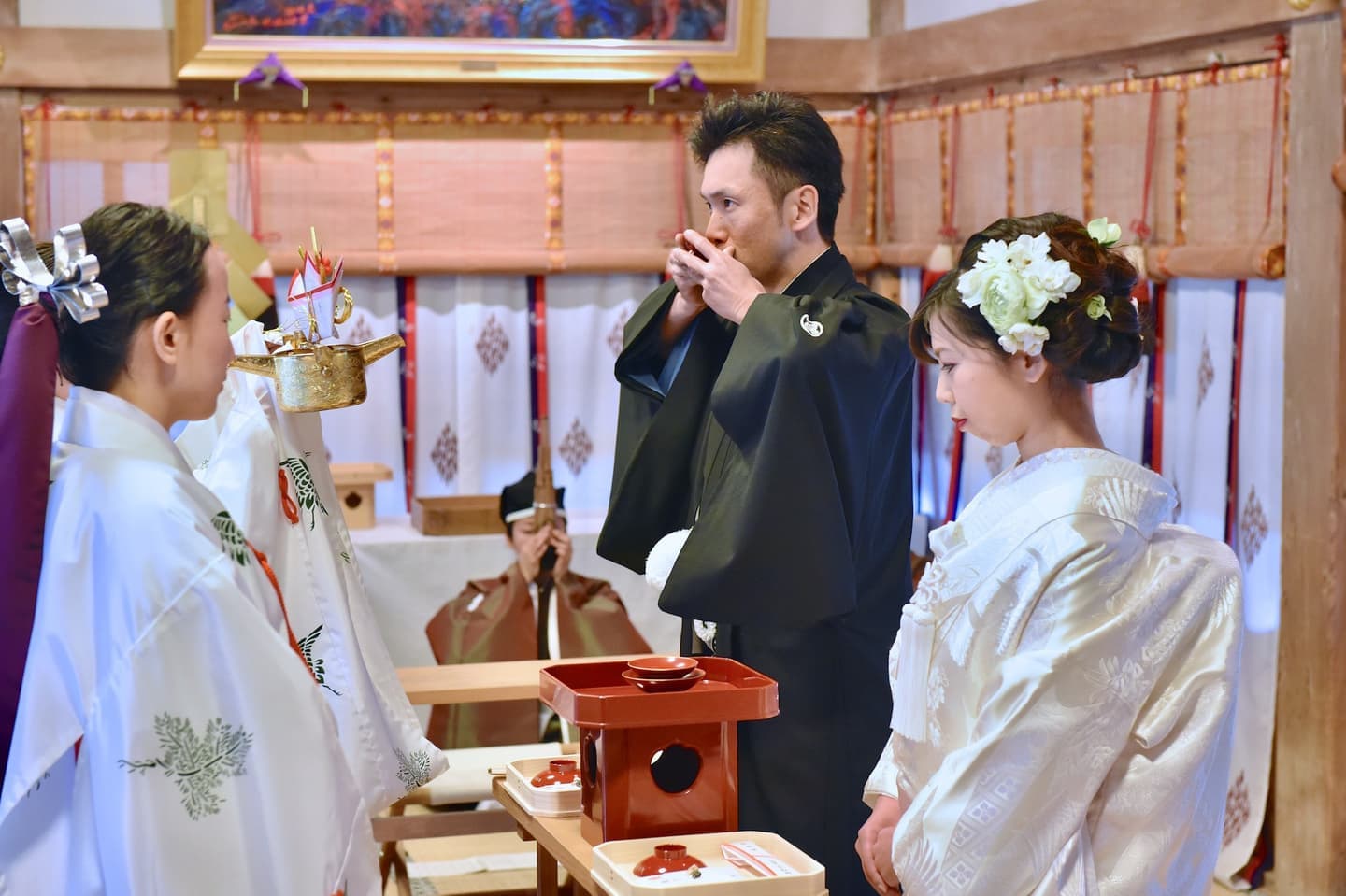 枚岡神社で結婚式の新郎と白無垢の花嫁