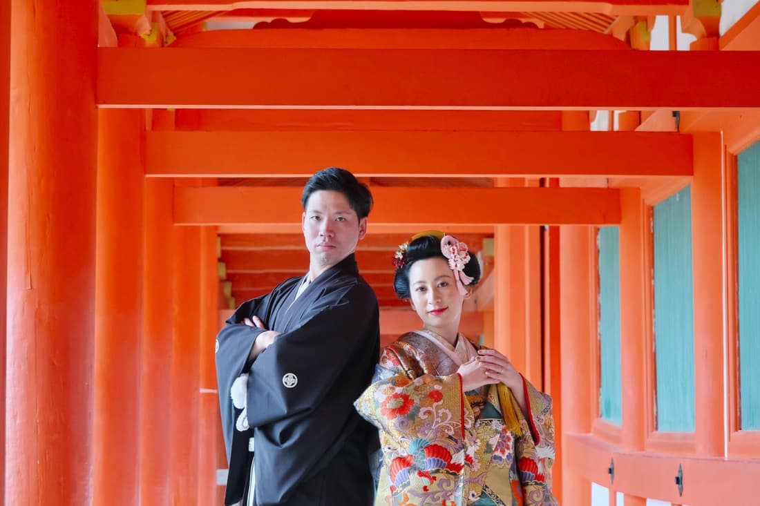 神社で結婚式の新郎と色打掛の花嫁