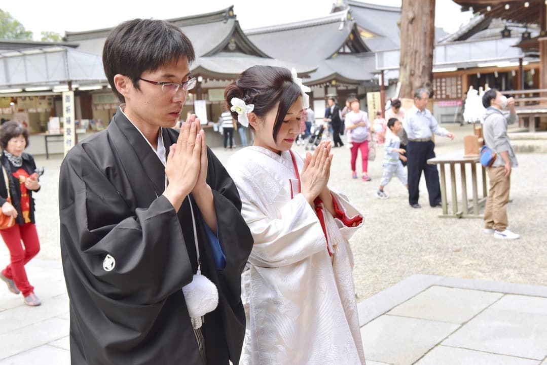 大神神社で白無垢綿帽子で結婚式の写真