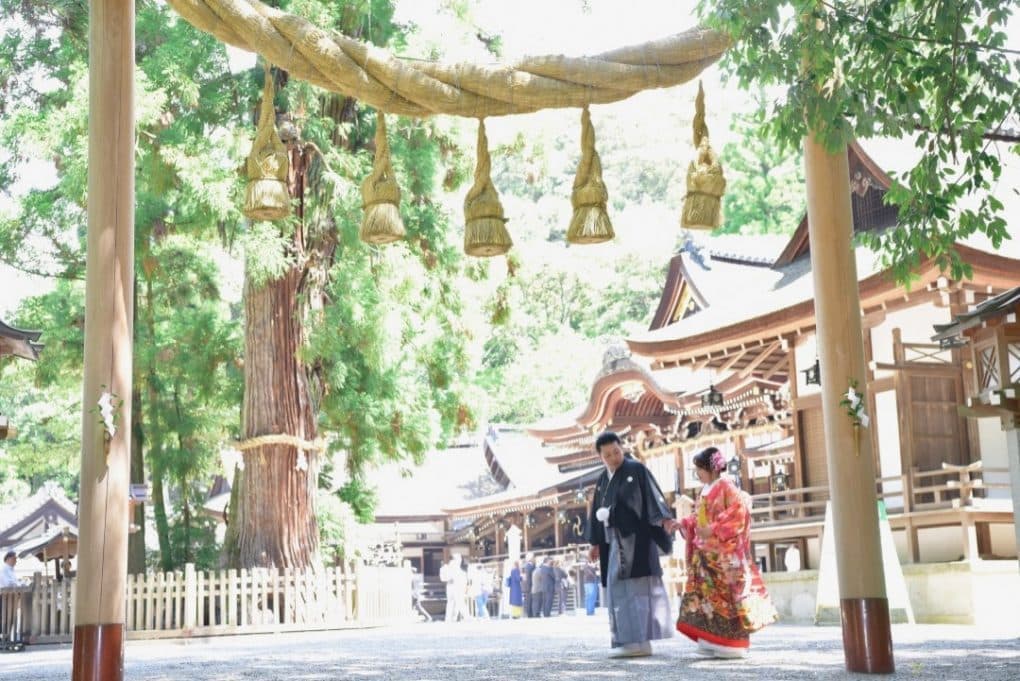 大神神社で結婚式の白無垢の花嫁