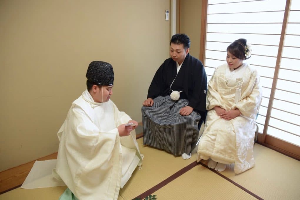 大神神社で結婚式の白無垢の花嫁