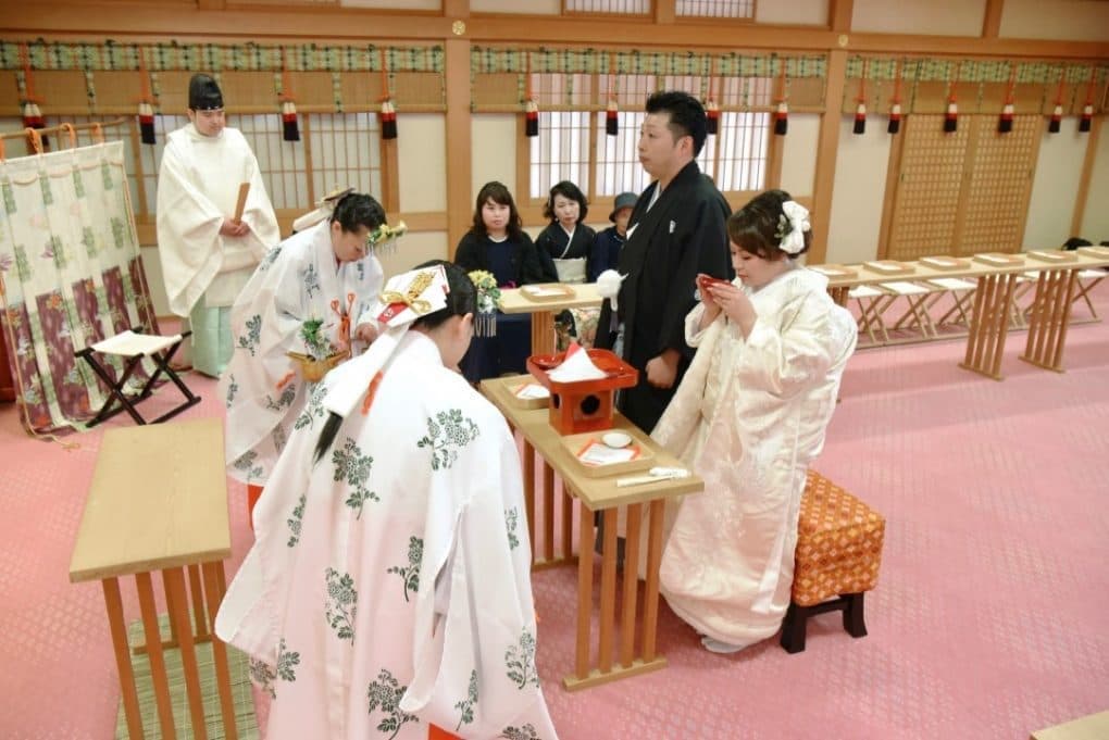 大神神社で結婚式の白無垢の花嫁