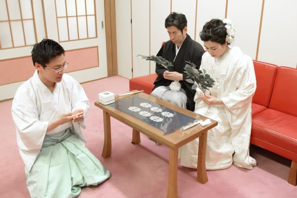 大神神社で白無垢で結婚式の花嫁
