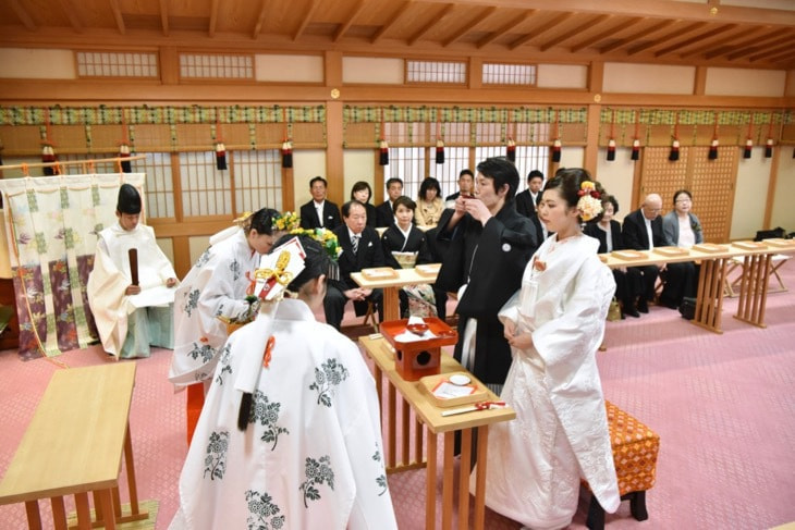 大神神社で結婚式の白無垢花嫁
