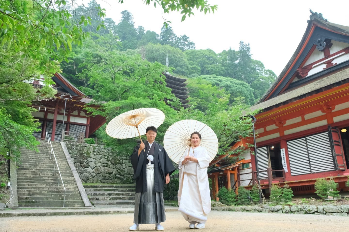 談山神社で結婚式の花嫁さんと新郎