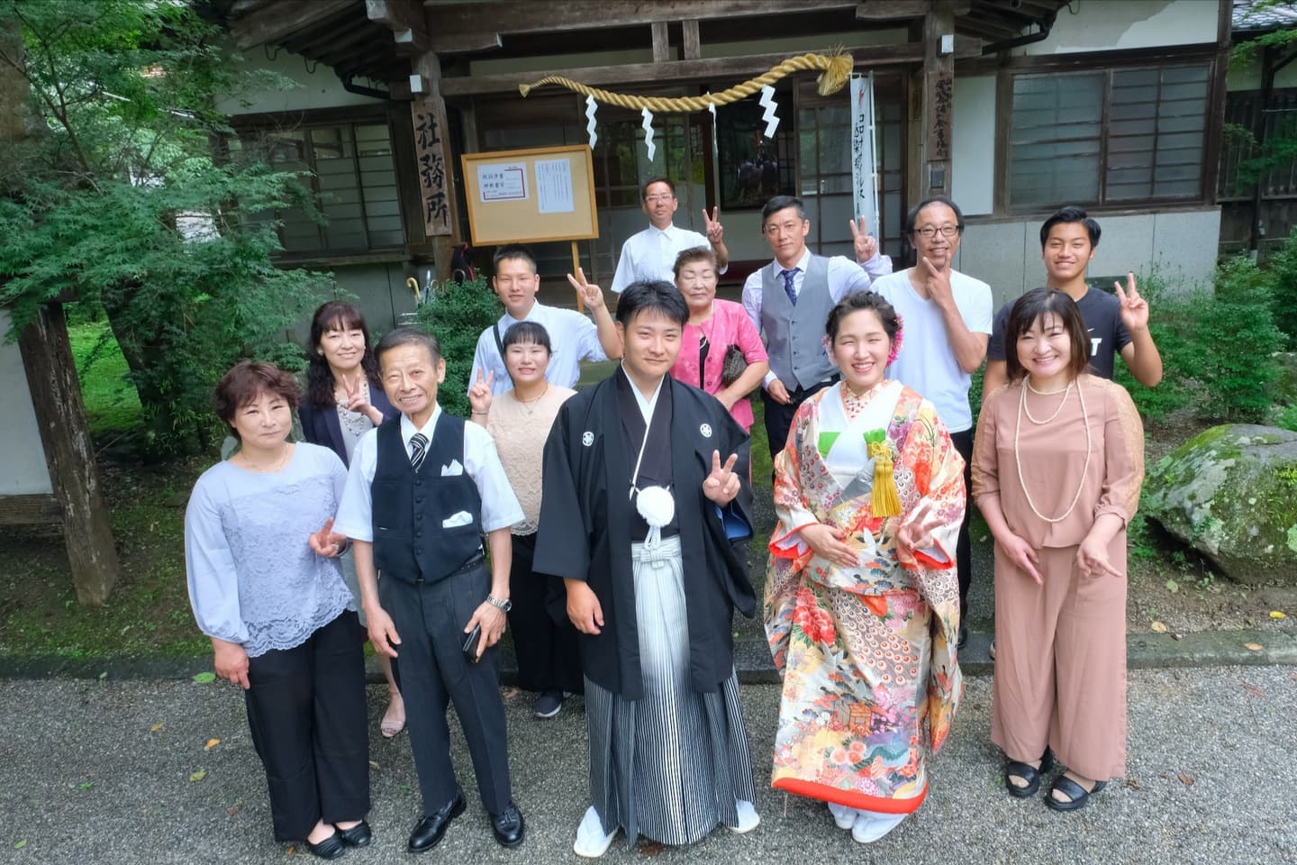 談山神社で結婚式の花嫁さんと新郎