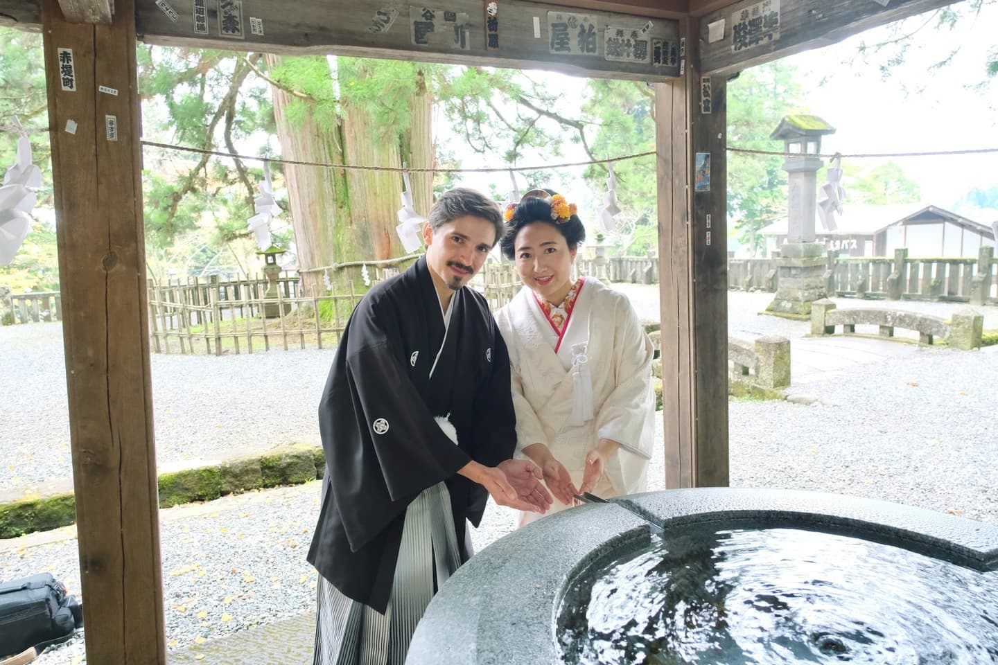 戸隠神社で結婚式の白無垢の花嫁と新郎
