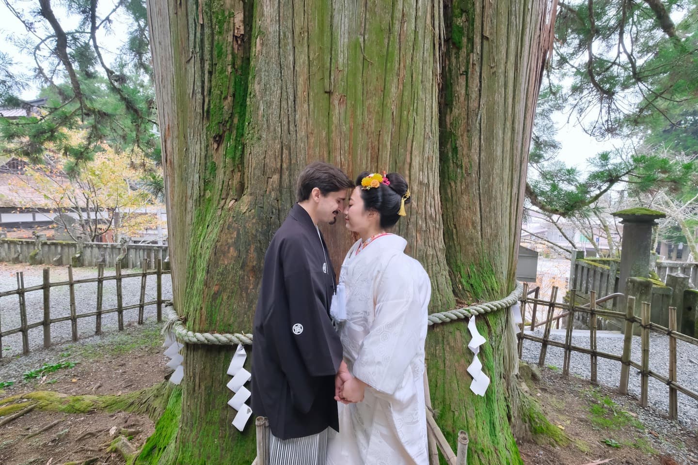 戸隠神社で結婚式の白無垢の花嫁と新郎