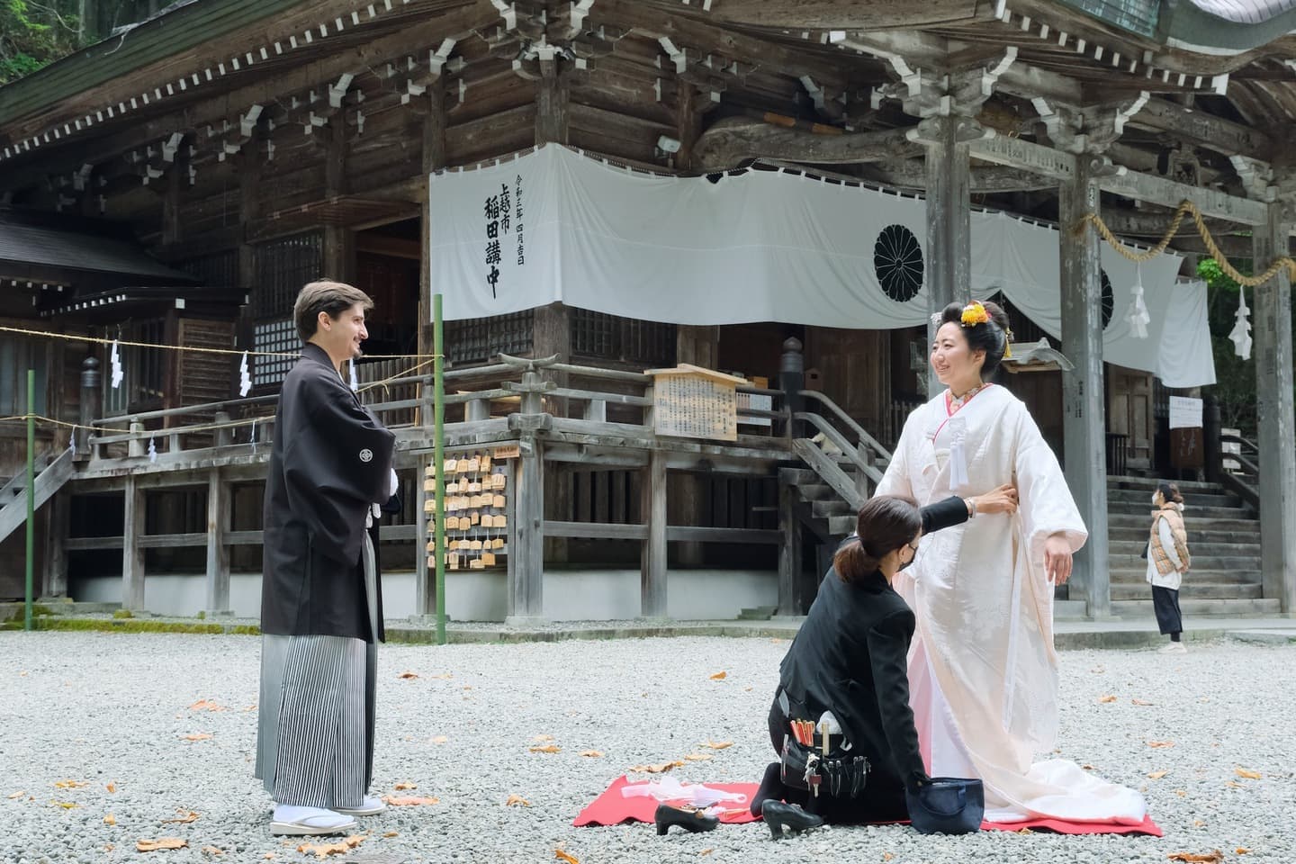 戸隠神社で結婚式の白無垢の花嫁と新郎