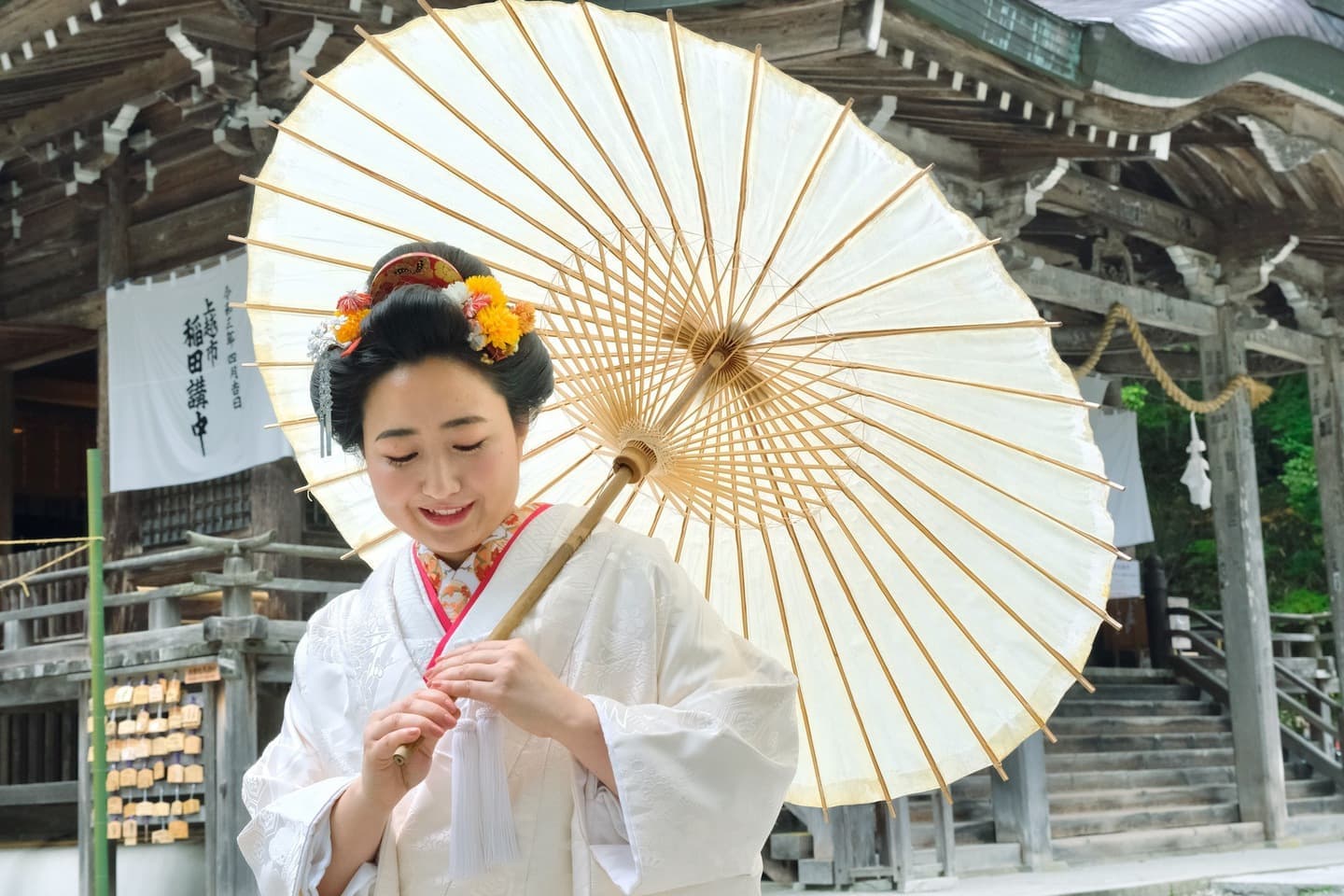 戸隠神社で結婚式の白無垢の花嫁と新郎