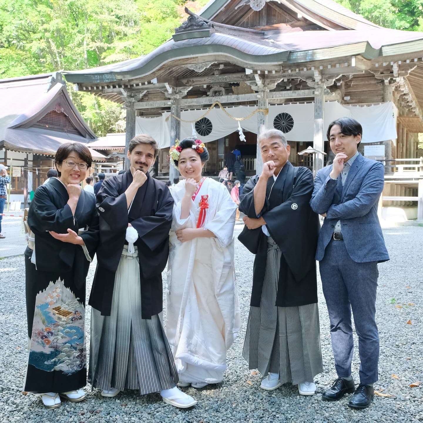 戸隠神社で結婚式の白無垢の花嫁と新郎