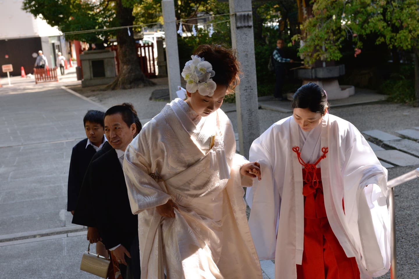 御霊神社で結婚式の花嫁と新郎