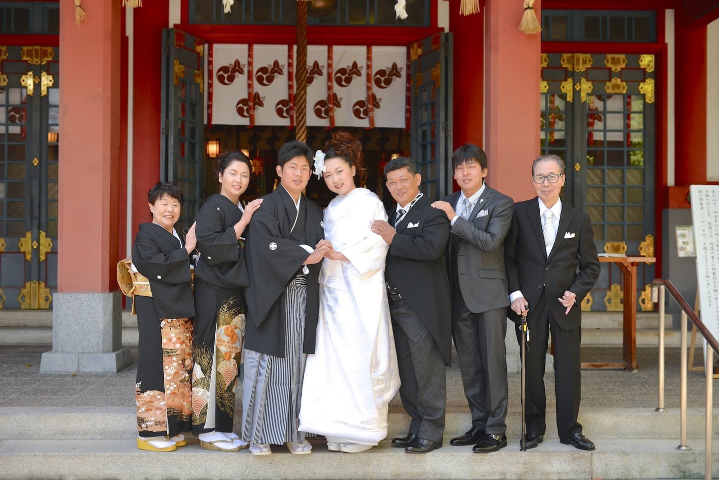 御霊神社で結婚式の花嫁と新郎