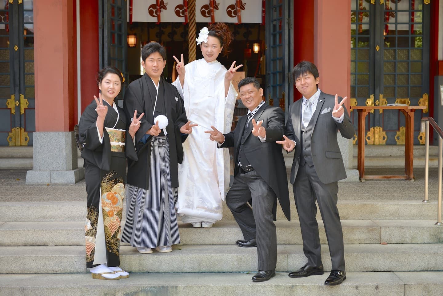 御霊神社で結婚式の花嫁と新郎