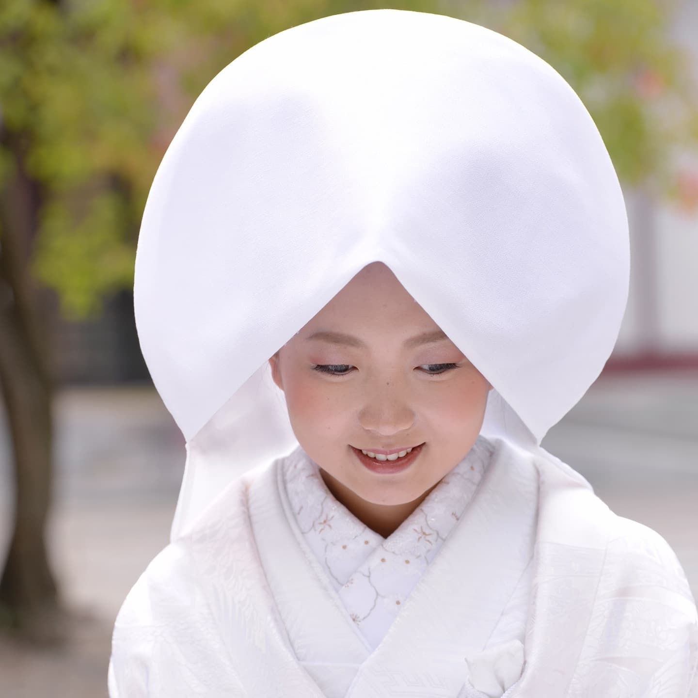 御霊神社で結婚式の花嫁と新郎