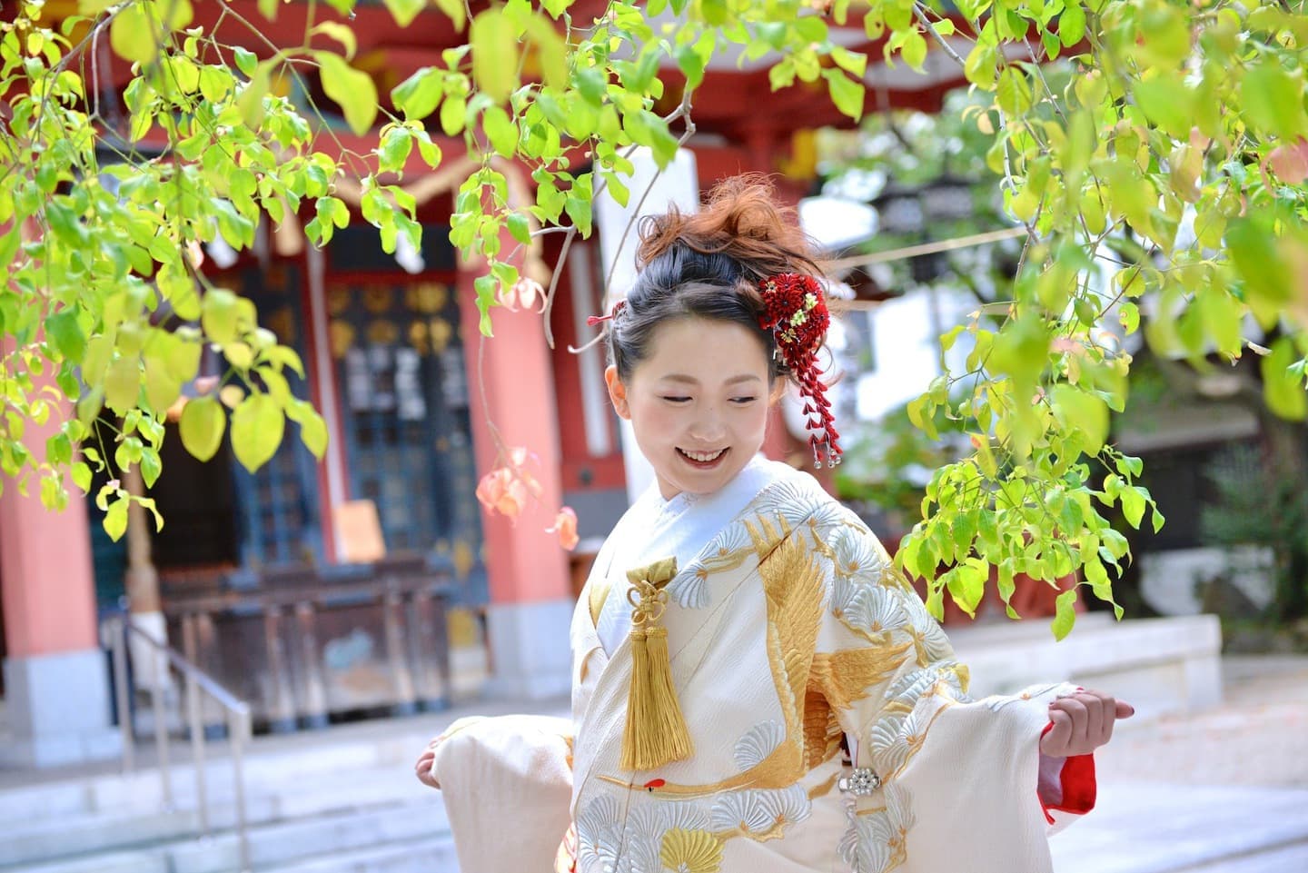 御霊神社で結婚式の花嫁と新郎