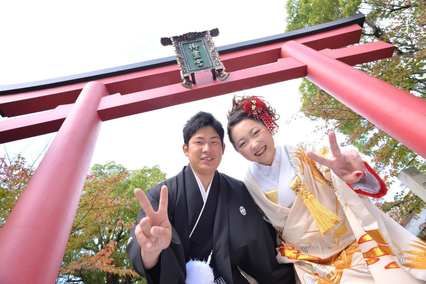 御霊神社で結婚式の花嫁と新郎