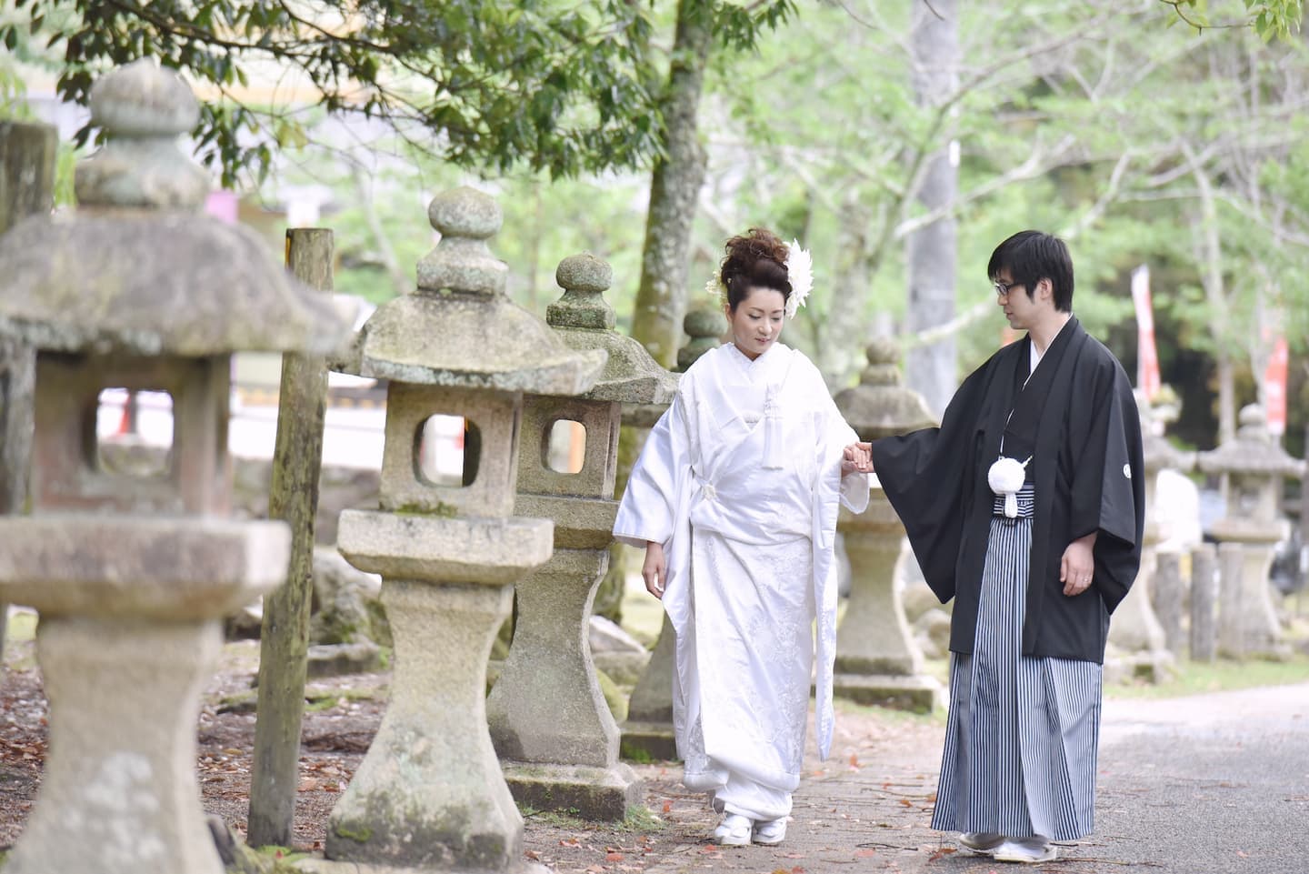 厳島神社で結婚式の新郎と花嫁さん