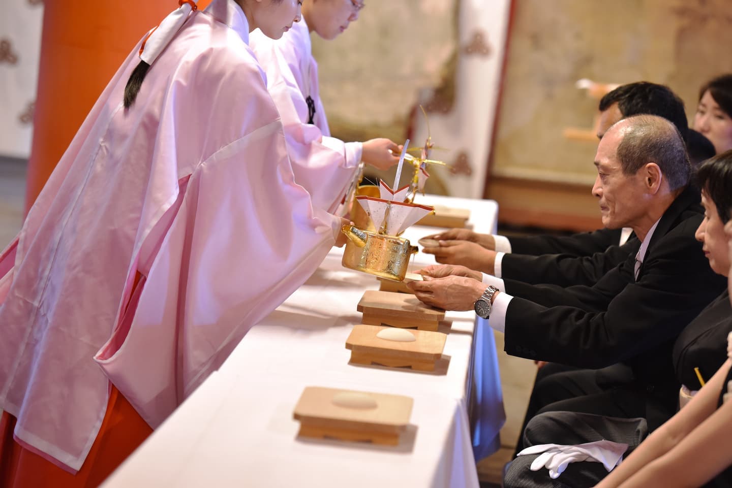 厳島神社で結婚式の新郎と花嫁さん