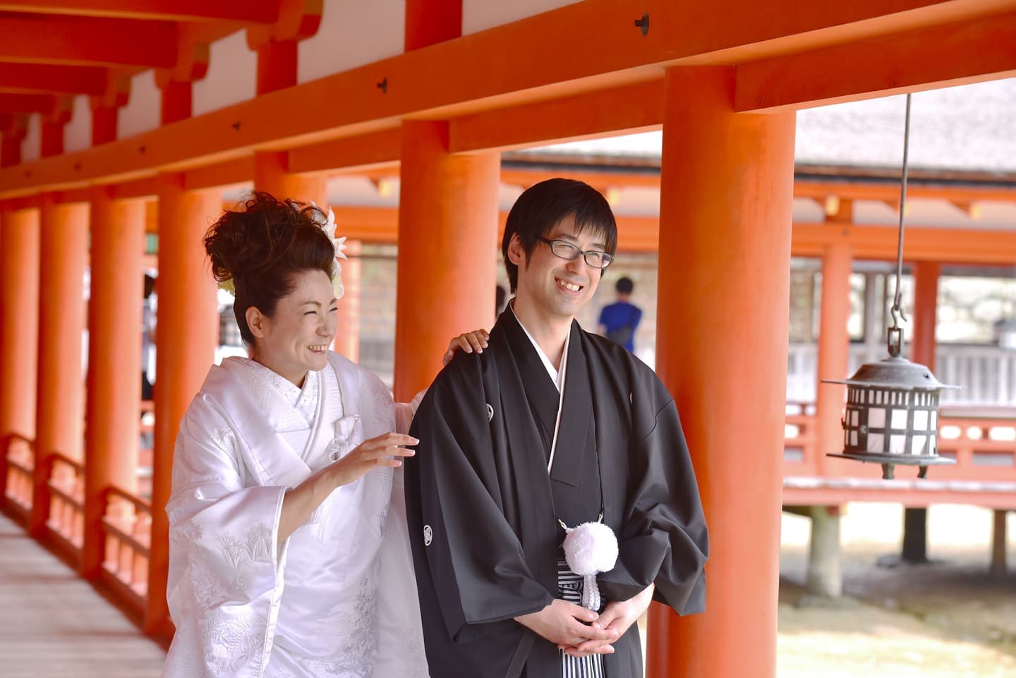 厳島神社で結婚式の新郎と花嫁さん