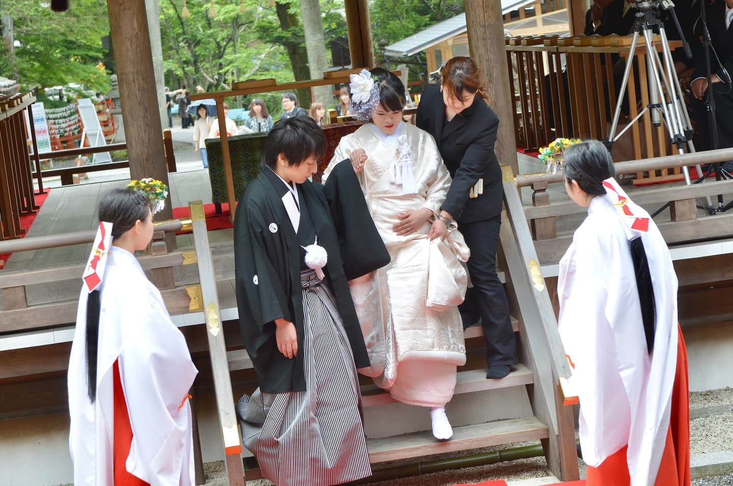 出雲大神宮で結婚式の新郎と花嫁