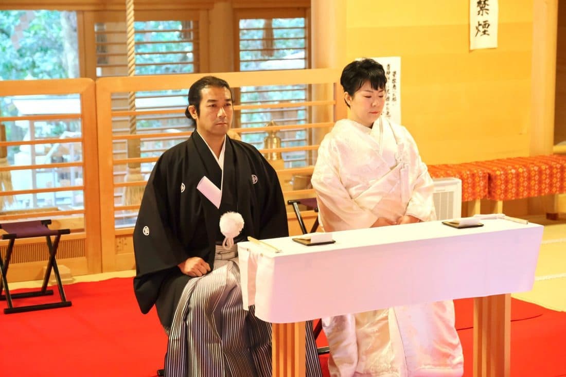 須須神社で結婚式の新郎と花嫁